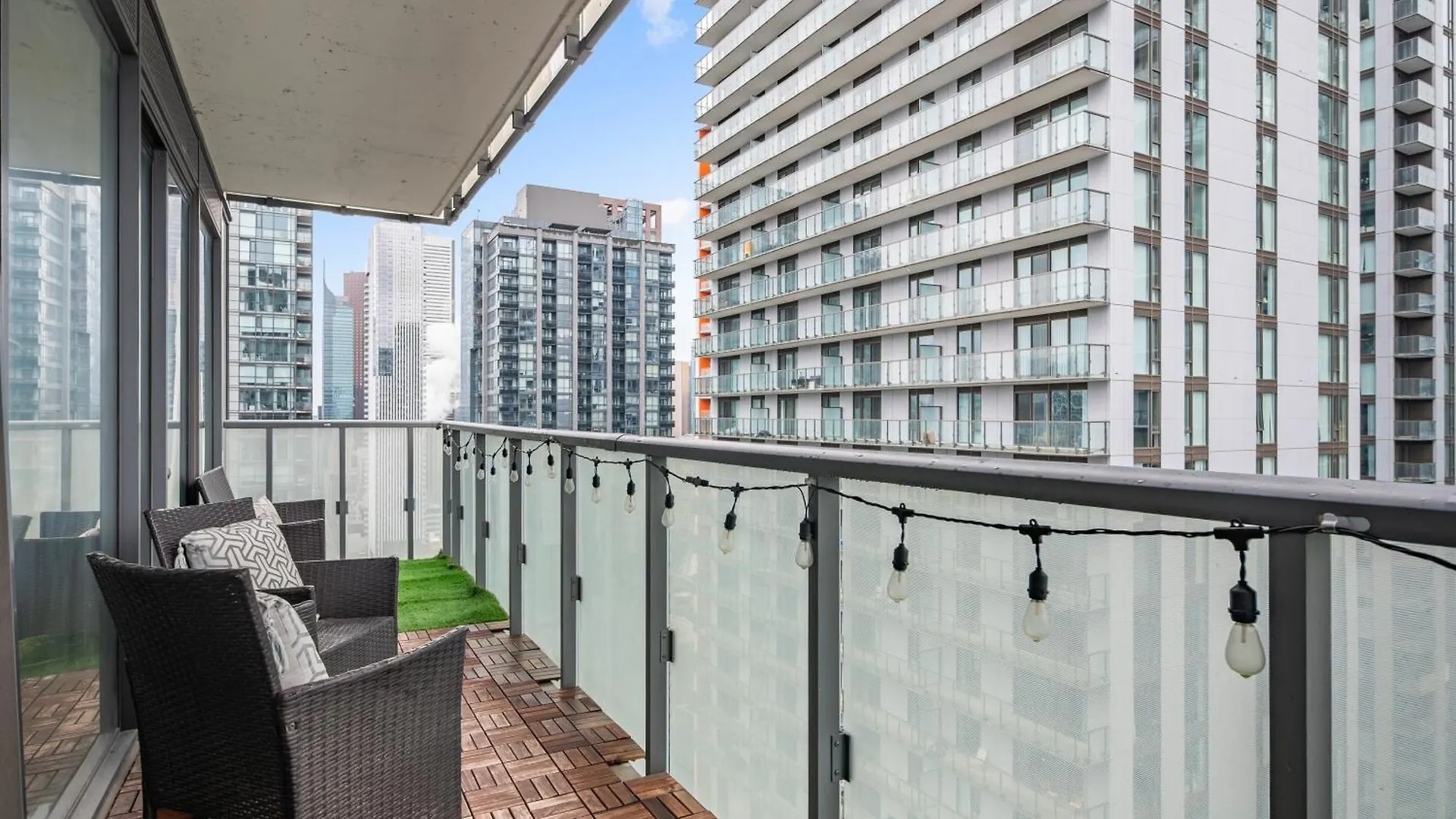 The Aventi Suites - Downtown Toronto - Across Tiff Bell Lightbox 0*,  Canada