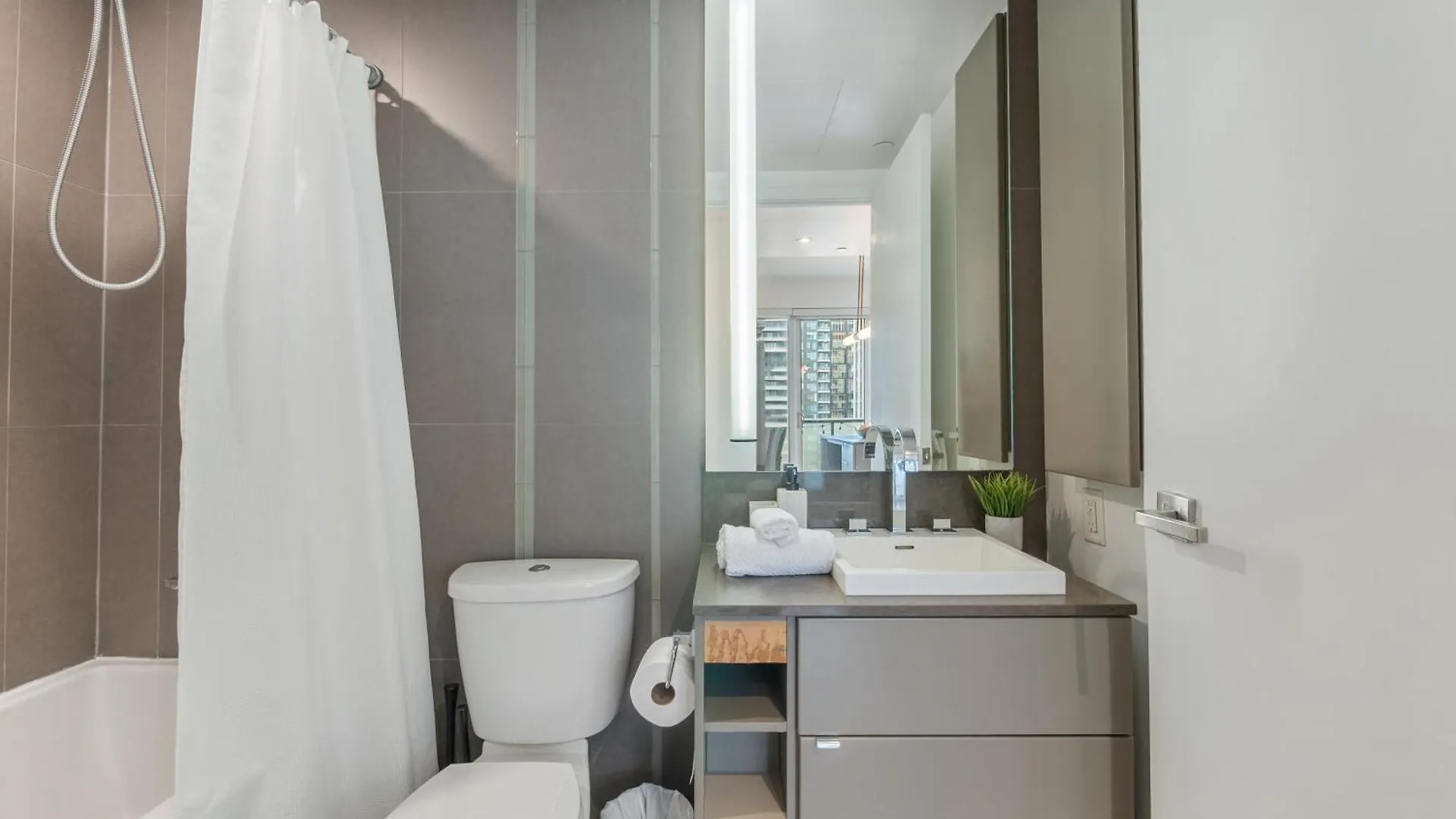 The Aventi Suites - Downtown Toronto - Across Tiff Bell Lightbox Canada