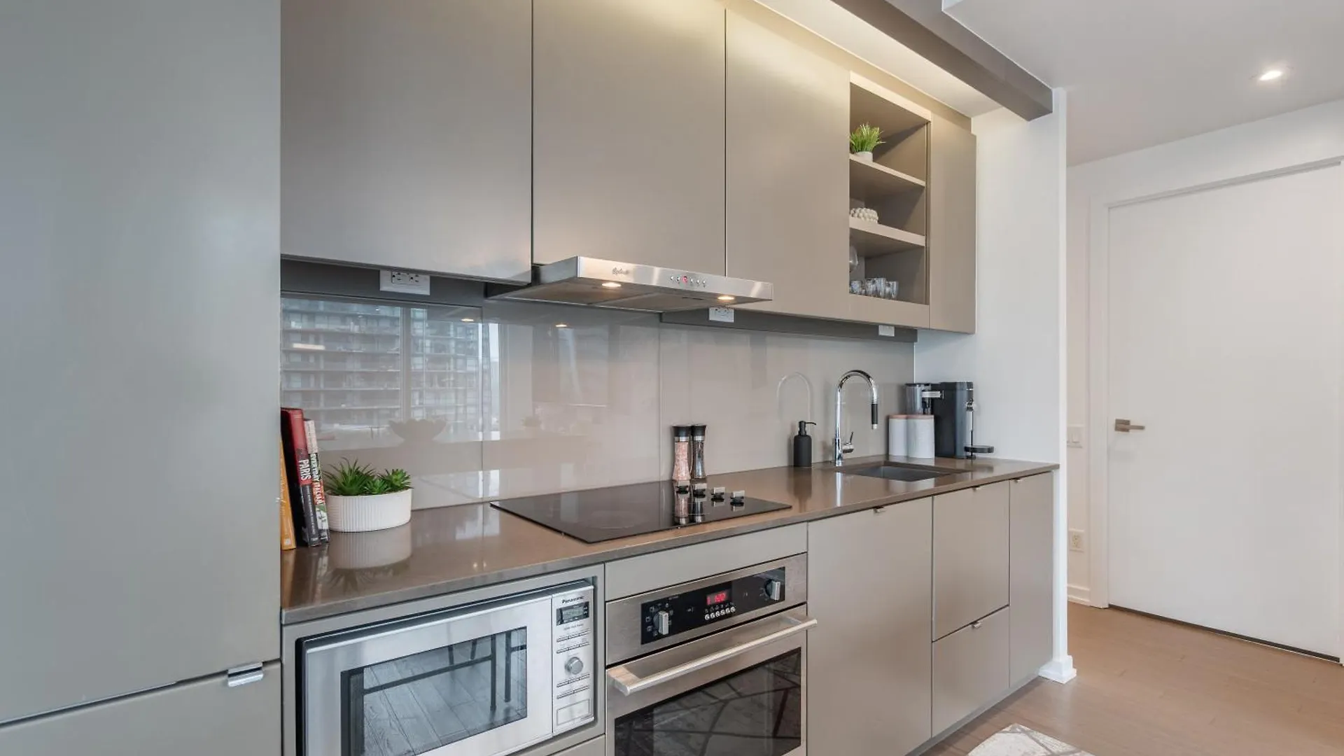 The Aventi Suites - Downtown Toronto - Across Tiff Bell Lightbox Kanada